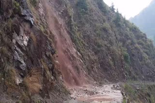 بارہمولہ میں بارش کے سبب پہاڑی علاقوں کی رابطہ سڑکیں بند
