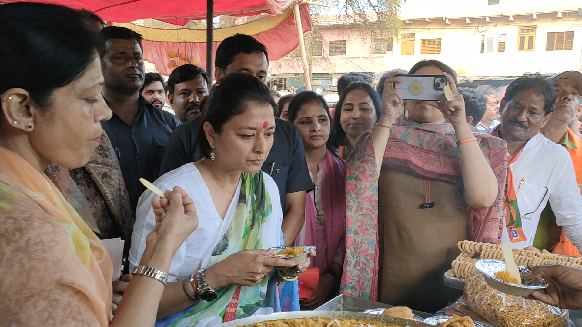 PRIYADARSHINI SCINDIA EATING CHAAT