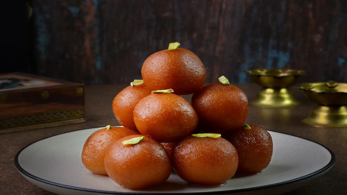 ಸಖತ್ ಸಾಫ್ಟ್ & ಟೇಸ್ಟಿ 'ರವಾ ಗುಲಾಬ್ ಜಾಮೂನ್': ರಸಭರಿತವಾಗಿರಲು ಹೀಗೆ ಸಿದ್ಧಪಡಿಸಿ ...