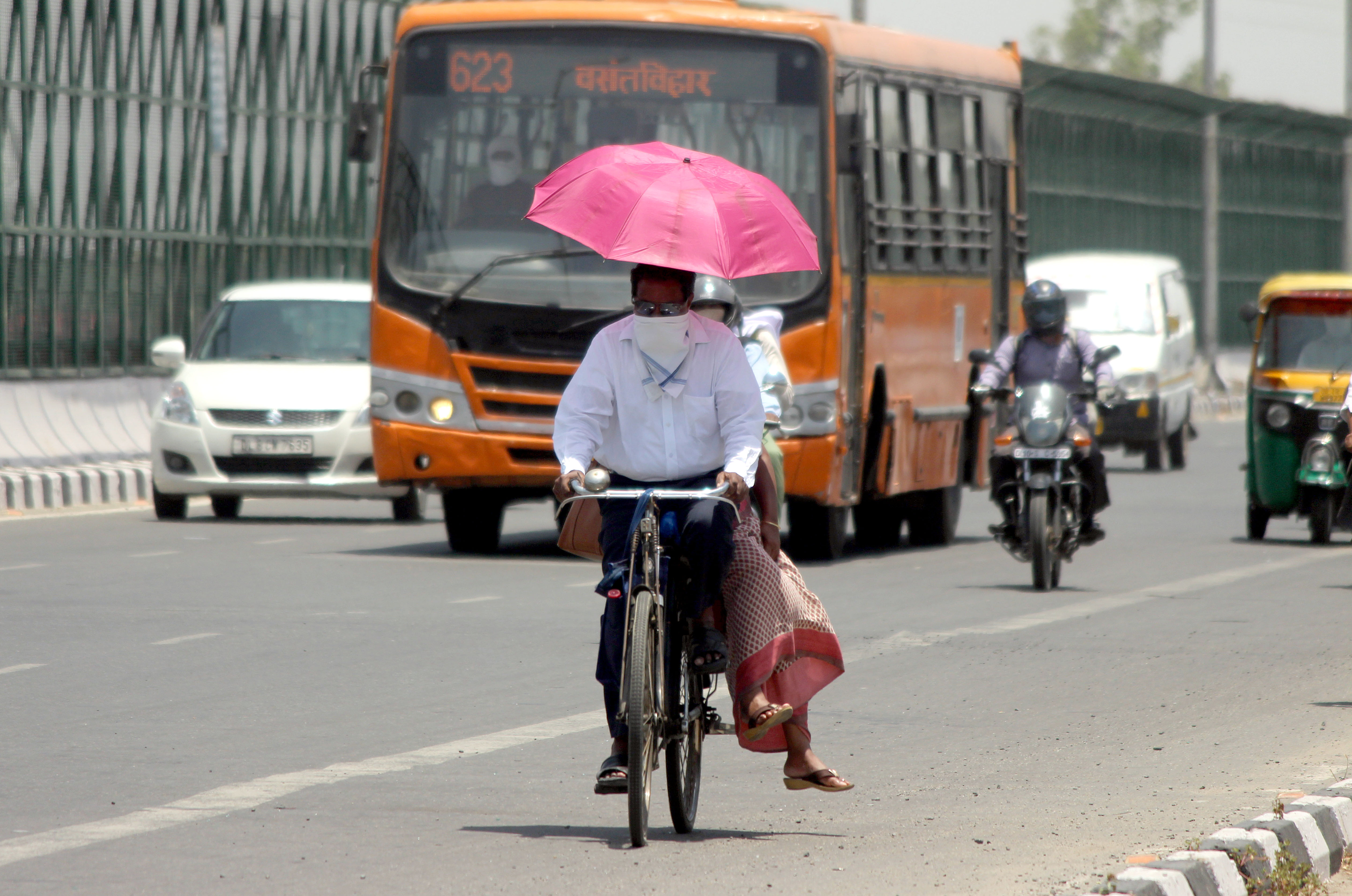 भीषण गर्मी से लोग बेहाल