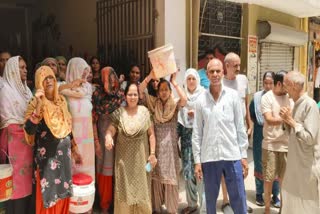खानपुर F ब्लॉक में पानी की भारी समस्या लोगों ने किया प्रदर्शन
