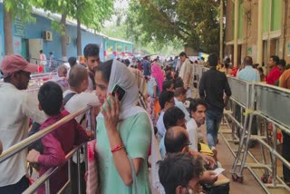 भीषण गर्मी के बीच एम्स अस्पताल में लगी मरीजों की लाइन