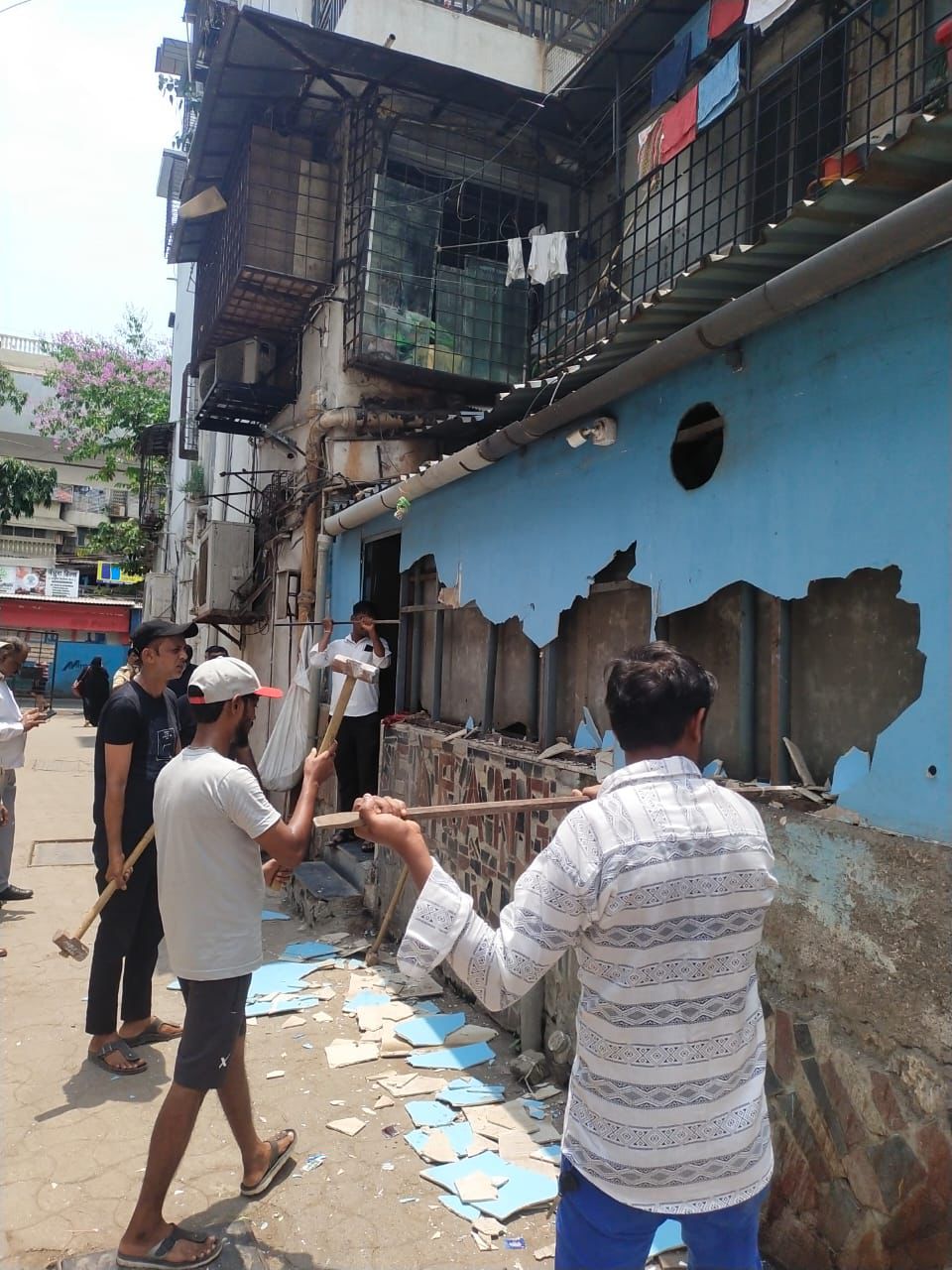 Police Raid On Bar In Mumbai