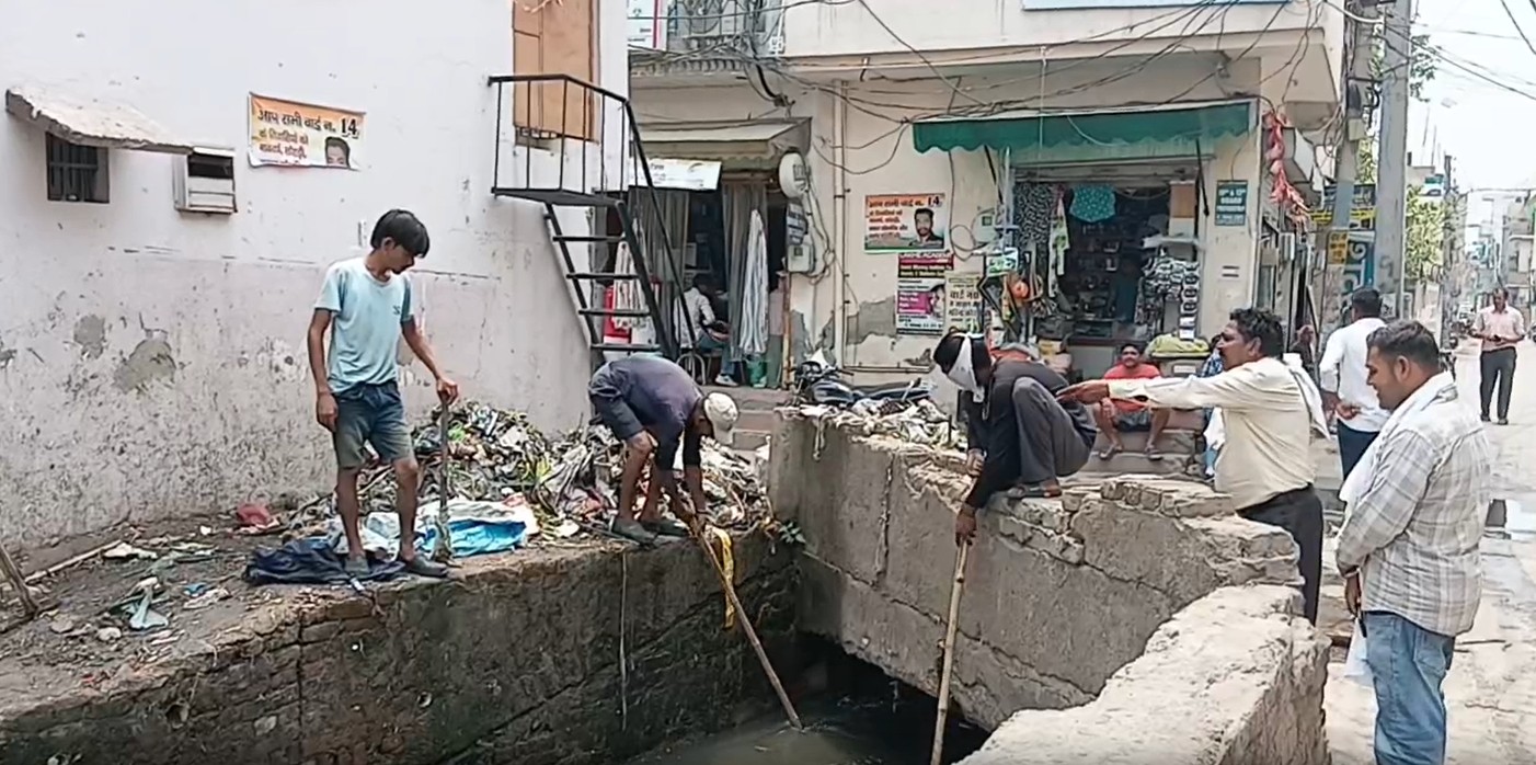 400 कर्मचारी जुटे काम पर