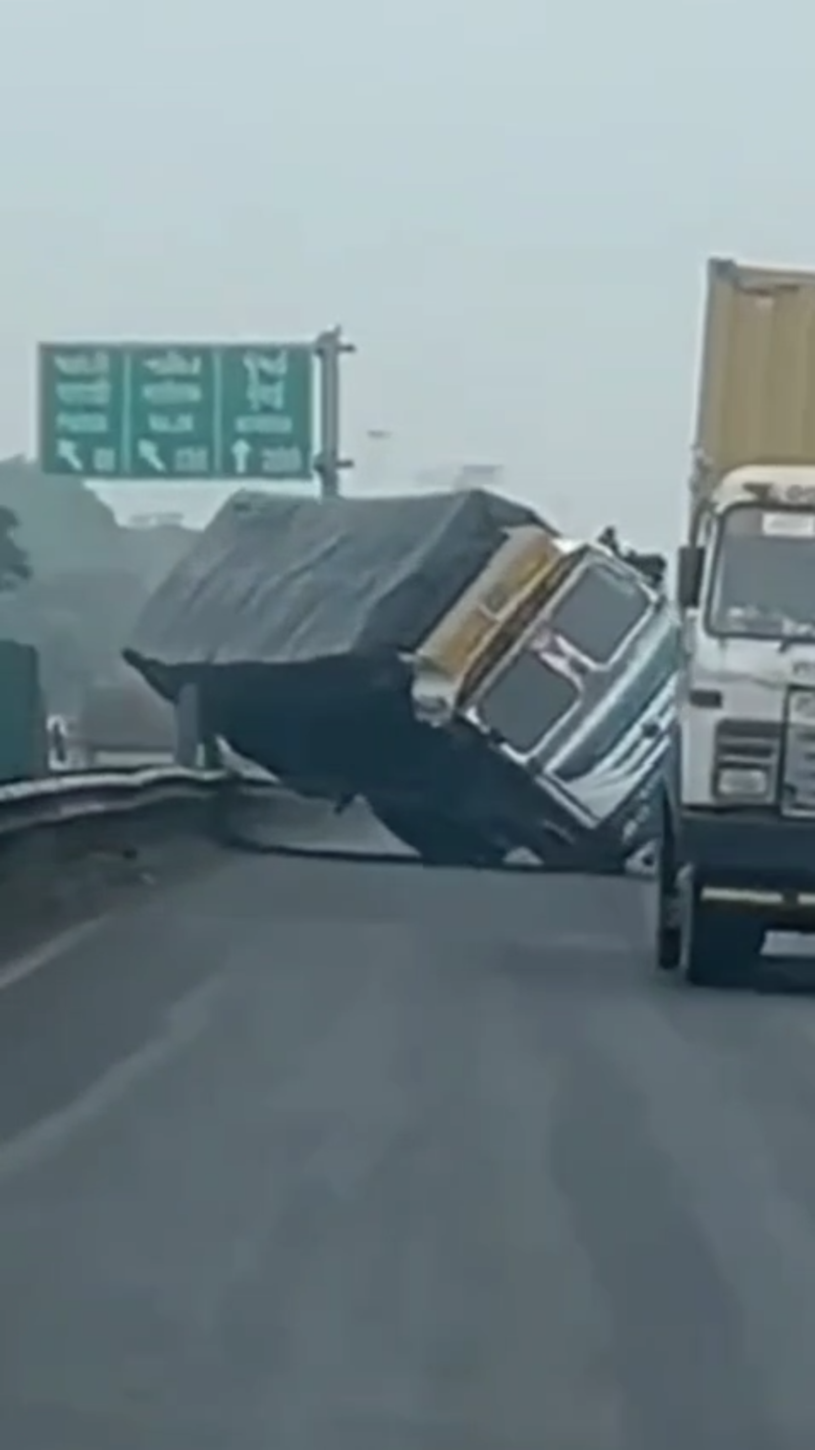 વલસાડ હાઇવે પર રૂ ભરેલી ટ્રક પલટી