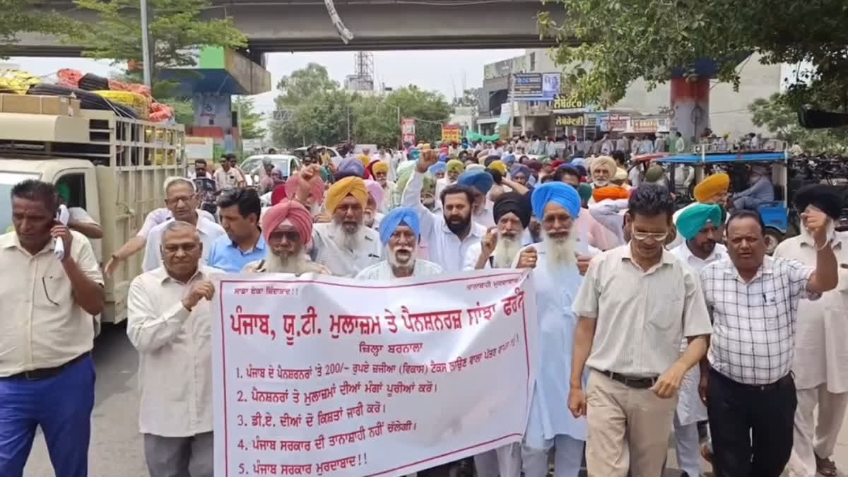 Pensioners and employees burnt copies of the government's decision at the residence of Gheri Minister Meet heyar