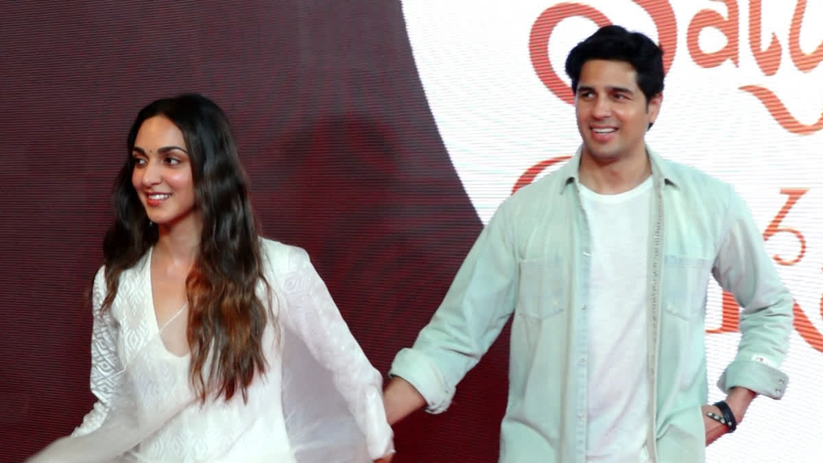 Sidharth Malhotra turns cheerleader for wife Kiara Advani as he graced at Satyaprem Ki Katha premiere