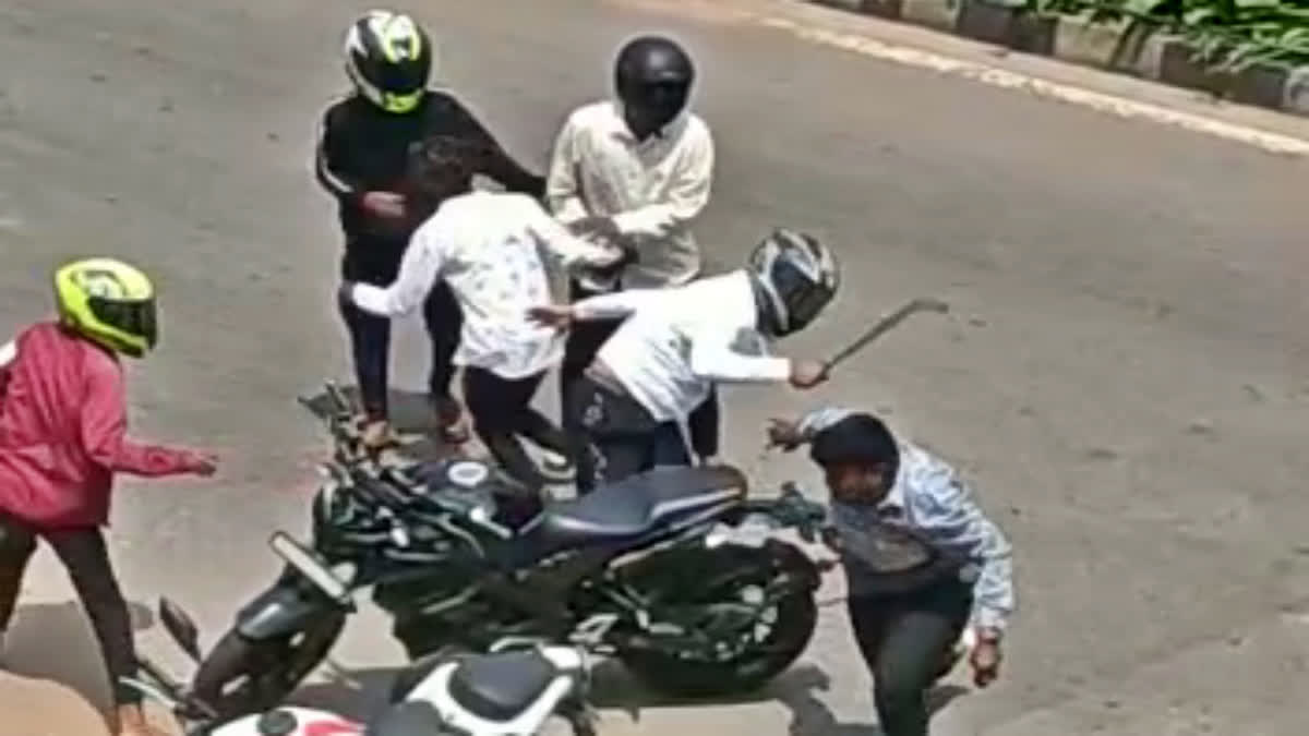 Fight between students over young woman matter  Fight between students  Bengaluru student clash issue  ಯುವತಿಯ ವಿಚಾರಕ್ಕೆ ಕಿರಿಕ್  ವಿದ್ಯಾರ್ಥಿಗಳ ಮಧ್ಯೆ ಮಾರಾಮಾರಿ  ಖಾಸಗಿ ಕಾಲೇಜಿನ ವಿದ್ಯಾರ್ಥಿಗಳ ಮಧ್ಯೆ ಹೊಡೆದಾಟ  ಹೊಡೆದಾಟ ನಡೆದಿರುವ ಘಟನೆ ಬೆಂಗಳೂರಿನಲ್ಲಿ ಕಂಡು ಬಂದಿದೆ  ಯುವತಿಯ ವಿಚಾರಕ್ಕೆ ಆರಂಭವಾದ ಕಿರಿಕ್  ಪೊಲೀಸ್​ ಠಾಣೆಯಲ್ಲಿ ಕಣ್ಣೀರಿಟ್ಟ ವಿದ್ಯಾರ್ಥಿಗಳು  ಬೆಂಗಳೂರಿನಲ್ಲಿ ದಾರುಣ ಘಟನೆ  ವಿದ್ಯಾರ್ಥಿಗಳ ಮಧ್ಯೆ ಮಾರಾಮಾರಿ