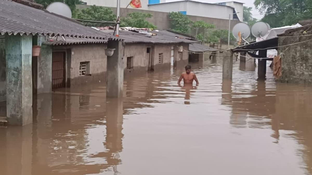 Surat Rain : સીઝનના પહેલા જ વરસાદમાં ગામ નદીમાં ફેરવાયું, છેલ્લા ચારથી પાંચ વર્ષથી સમસ્યાનો કોઈ હલ નહીં