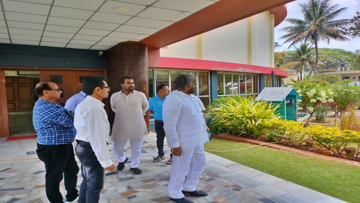 Ishwar Khandre inspected the venue of felicitation ceremony.