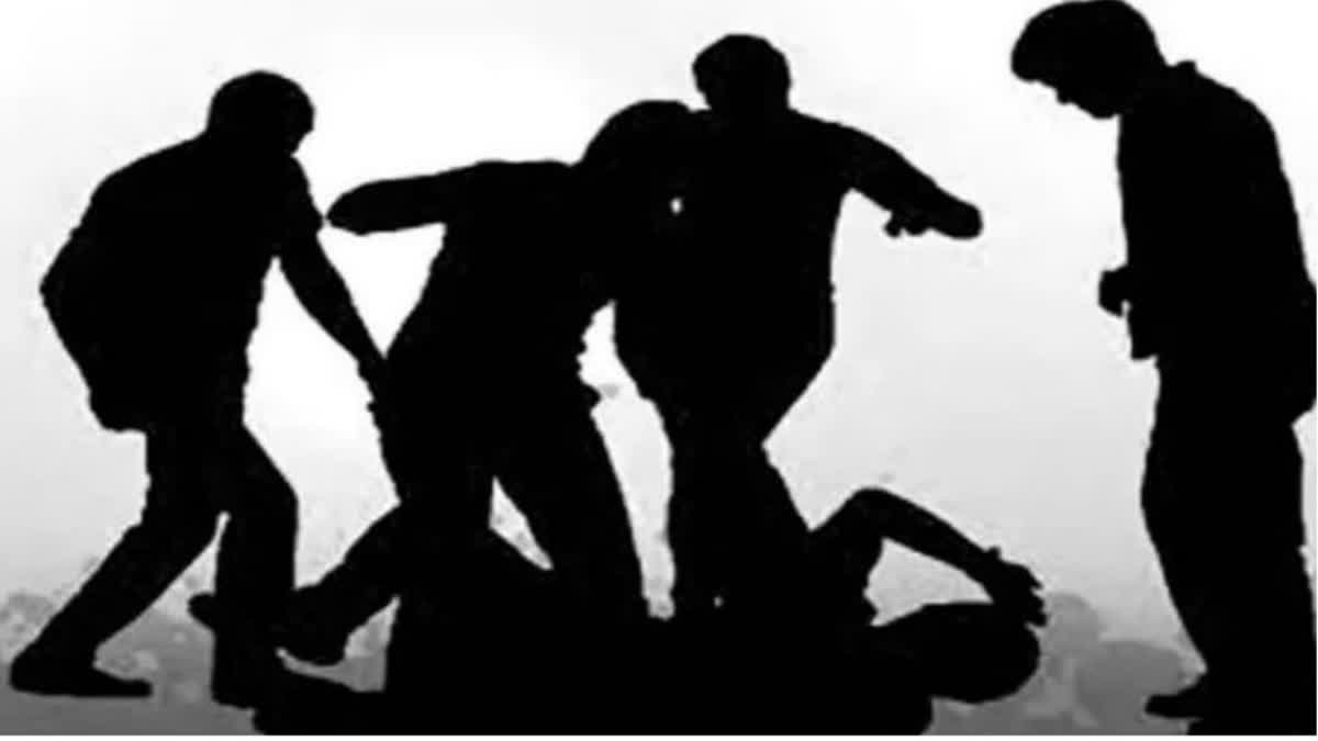 MP News: ਛਤਰਪੁਰ 'ਚ ਗੁੰਡਾਗਰਦੀ, ਦਲਿਤ ਜੋੜੇ ਨੂੰ ਡੰਡਿਆਂ ਨਾਲ ਕੁੱਟਿਆ, ਜਾਣੋ ਕੀ ਮਿਲੀ ਸਜ਼ਾ