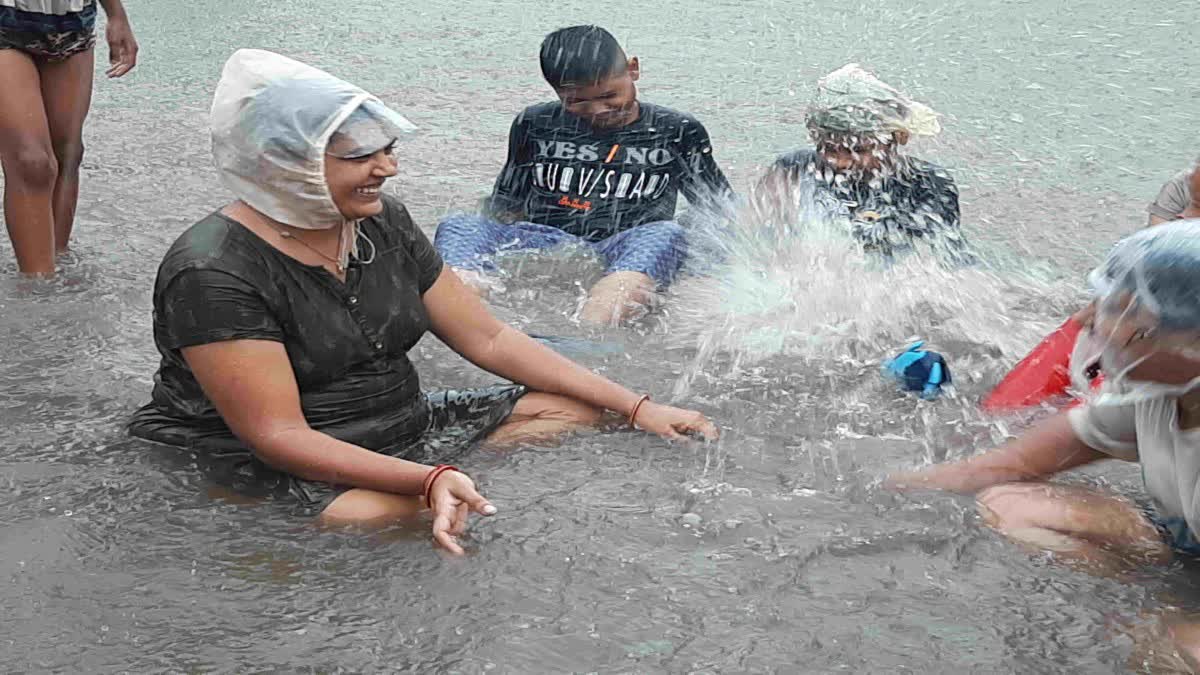 Bhavnagar Rain : એક દિવસના વિરામ બાદ મેઘરાજાની ધમાકેદાર એન્ટ્રી, મહિલાઓ બાળકો લૂંટી વરસાદની મજા