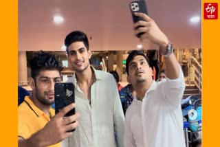 Shubman Gill Selfie With Fans at Airport