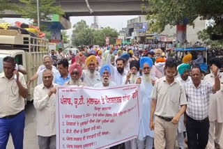 Pensioners and employees burnt copies of the government's decision at the residence of Gheri Minister Meet heyar