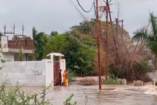 narsinghpur water enter in house 3 people trapped