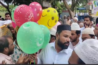 A vendor selling balloons in Maharashtra's Solapur