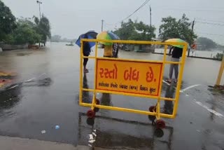 Surat Rain : સુરત જિલ્લામાં 19 રસ્તાઓ બંધ, રસ્તાઓ પર પાણી ફરી વળતાં કેટલાક ગામોના સંપર્ક કપાયા