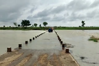 People crossing  bridge in Shivpuri