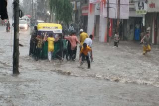 Vadodara Rain : વડોદરામાં 2 કલાક ભારે વરસાદ ખાબકતા રોડ રસ્તા સ્વિમિંગ પુલ બન્યા, બાળકોએ મસ્તીઓ લૂંટી