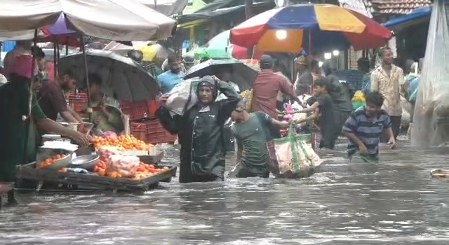 ભારે વરસાદથી મુંબઈ થયું જળબંબાકાર