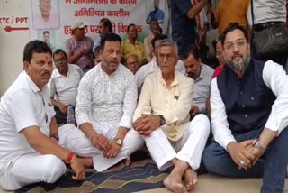 Indefinite dharna by Congress MLA Umashankar Akela in Hazaribag