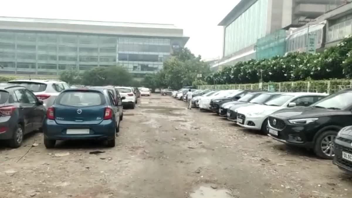 Illegal parking operating behind Saket Mall