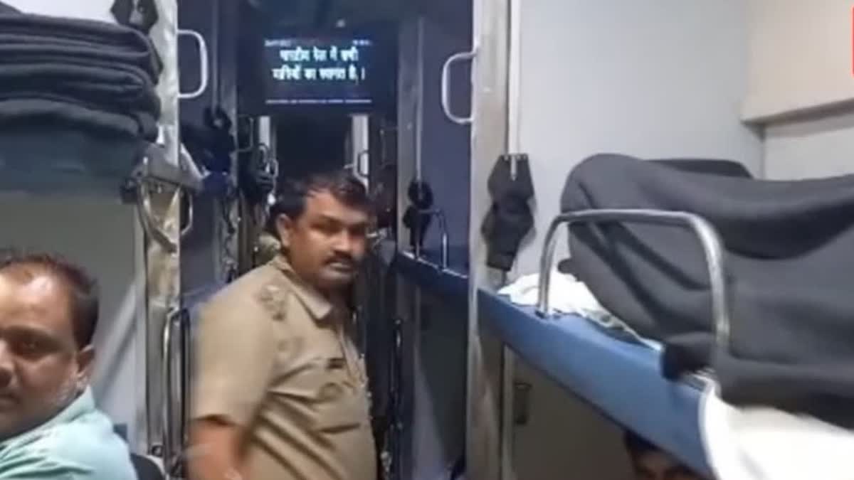 Hoax bomb threat of Delhi Jammu Rajdhani Express  Hoax bomb threat  Delhi Jammu Rajdhani Express  ജമ്മു രാജധാനി എക്‌സ്‌പ്രസിനുണ്ടായ ബോംബ് ഭീഷണി  ബോംബ് ഭീഷണി  വ്യാജമെന്ന് കണ്ടെത്തി  സര്‍വീസ് പുനരാരംഭിച്ചത് മണിക്കൂറുകള്‍ക്ക് ശേഷം