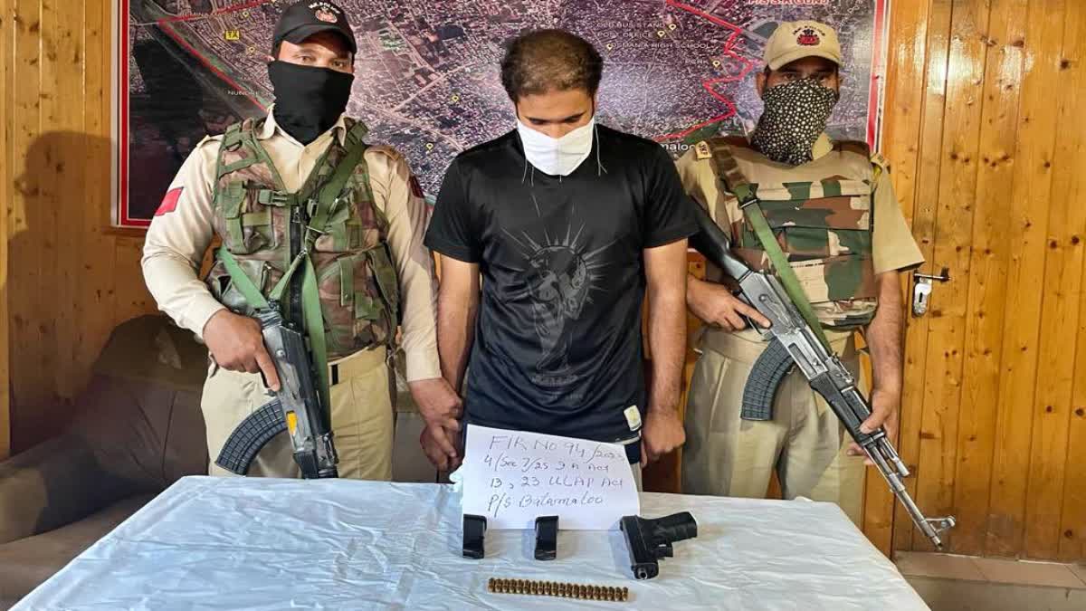 Hybrid militant arrested in Srinagar  Hybrid militant arrested  ಉಗ್ರನನ್ನು ಸೆರೆ ಹಿಡಿದ ಸೇನೆ  ಕಣಿವೆ ನಾಡಿನಲ್ಲಿ ಹೈಬ್ರಿಡ್​ ಉಗ್ರ  ಹೈಬ್ರಿಡ್​ ಉಗ್ರನನ್ನು ಸೆರೆ ಹಿಡಿದ ಸೇನೆ  ಜಮ್ಮು ಮತ್ತು ಕಾಶ್ಮೀರದ ರಾಜಧಾನಿ ಶ್ರೀನಗರ  ಕೇಂದ್ರ ಆಡಳಿತದ ಪ್ರದೇಶವಾದ ಜಮ್ಮು ಮತ್ತು ಕಾಶ್ಮೀರ  ದಕ್ಷಿಣ ಪುಲ್ವಾಮಾ ಜಿಲ್ಲೆಯ ರಾಜ್ಪೋರಾ ಪ್ರದೇಶದ ನಿವಾಸಿ  ಲೈವ್ ಕಾರ್ಟ್ರಿಡ್ಜ್‌ಗಳು ಮತ್ತು ಎರಡು ಮ್ಯಾಗಜೀನ್‌