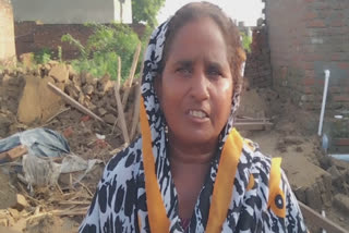 The roof of the house fell due to the rain, the poor family suffered a great loss, their lives were spared