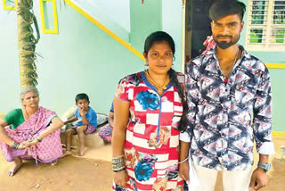 Sri Lankan Woman marries Andhra Pradesh man  Sri Lankan Woman Andhra Pradesh man Marriage  Cross Border Love Story  AP Man Married Sri lankan Woman  ആന്ധ്രാ സ്വദേശിയെ വിവാഹം ചെയ്‌ത് ശ്രീലങ്കന്‍ യുവതി  ശ്രീലങ്കന്‍ യുവതി  ഇന്ത്യ ശ്രീലങ്ക  ശ്രീലങ്ക  വിഗ്‌നേശ്വരി ലക്ഷ്‌മണ്‍ പ്രണയകഥ