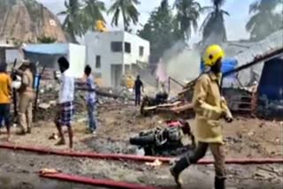 fire in cracker godow  fire  cracker godown  tamilnadu  tamilnadu kills eight  injures 20  പടക്കങ്ങള്‍ സൂക്ഷിച്ചിരുന്ന ഗോഡൗണിന് തീപിടിത്തം  തീപിടിത്തം  പടക്കങ്ങള്‍  തമിഴ്‌നാട്  കൃഷ്‌ണഗിരി  ഗ്യാസ് സിലണ്ടര്‍  മാലിന്യ സംസ്‌കരണ ശാല