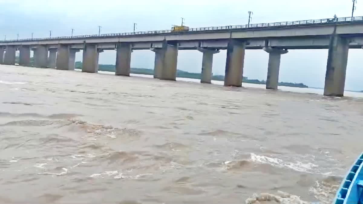 godavari_flood_flow_decrease