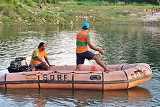 एसडीआरएफ की टीम ने शव को नदी से निकाला