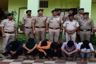 पुलिस की गिरफ्त में आरोपी