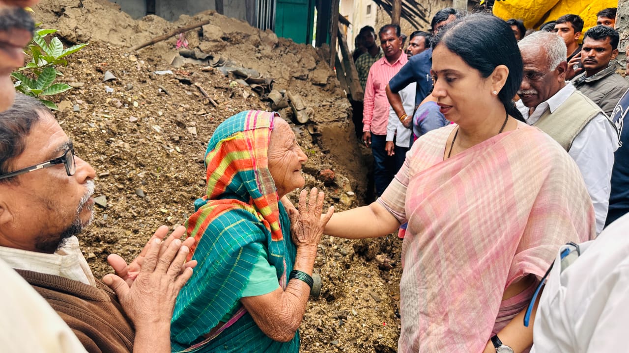 Lakshmi Hebbalkar  Minister encouraged flood victims  Belagavi