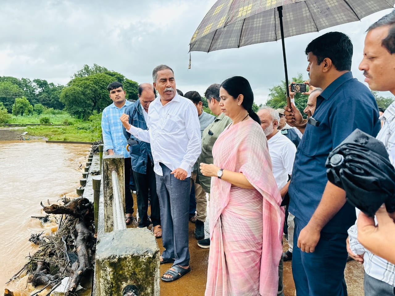 Lakshmi Hebbalkar  Minister encouraged flood victims  Belagavi