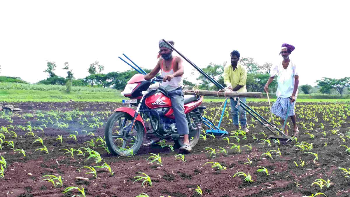 ಎತ್ತು ಬದಲು ಬೈಕ್ ಮೂಲಕವೇ ಎಡೆ ಹೊಡೆದ ರೈತ