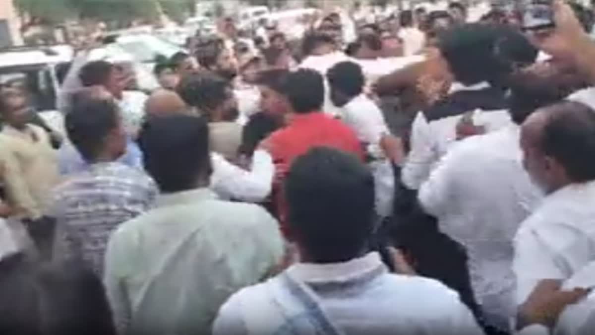 Congress leaders supporters fought during feedback meeting