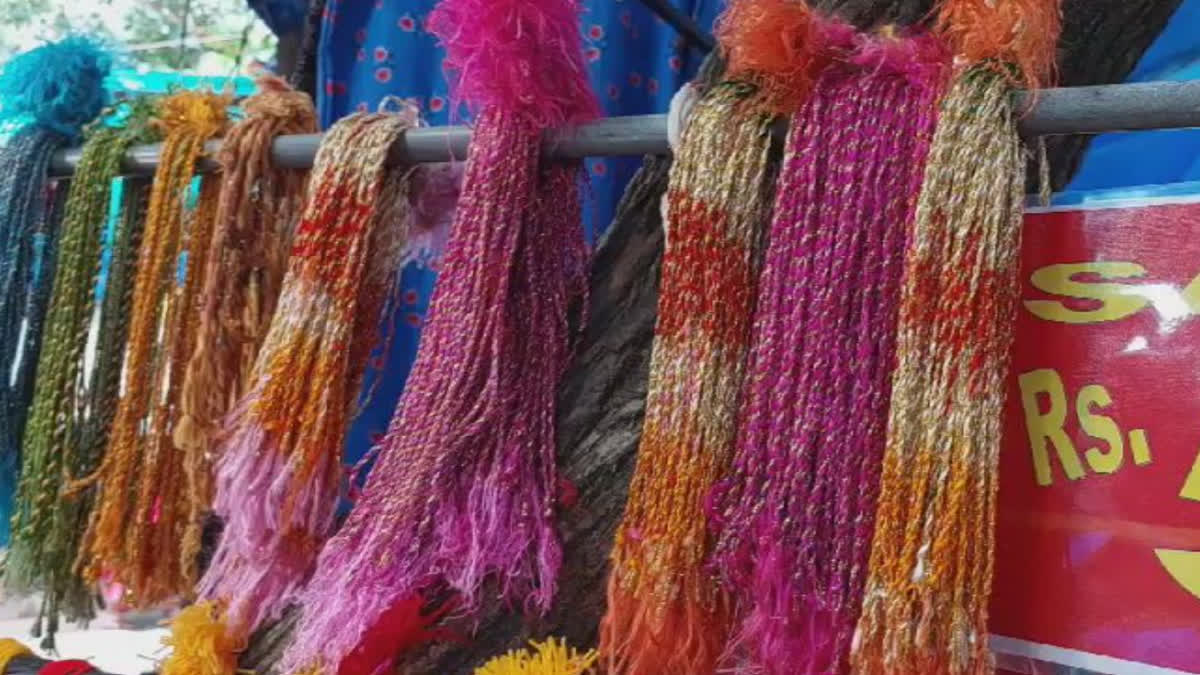 On the occasion of Rakhi, there was a crowd at the bazaars and shops of Genghigarh