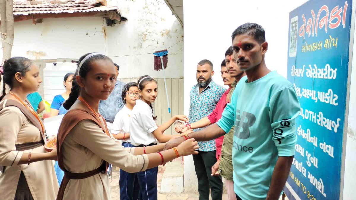 Rakshbandhan : ડીસામાં આદર્શ હાઇસ્કૂલની વિદ્યાર્થિનીઓએ ડીસા સબજેલના આરોપીઓને રાખડીઓ બાંધી મોં મીઠું કરાવ્યું