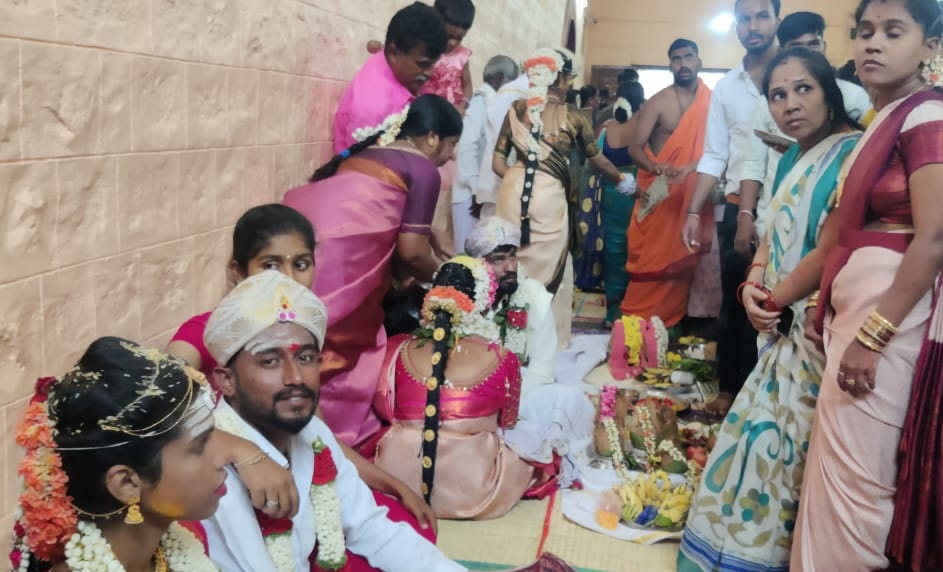 seven pairs get married Salur mutt