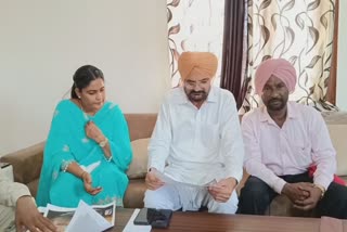 Etv Bharatsinger Avtar Chamak Sidhu met Moosewala's father Balkaur Singh