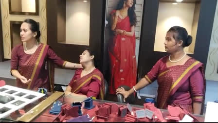 West Bengal: Jewellery looted from same brand's outlets in Purulia, Ranaghat