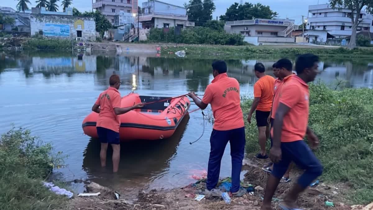 NDRF SEARCHING FOR CAR VICTIM