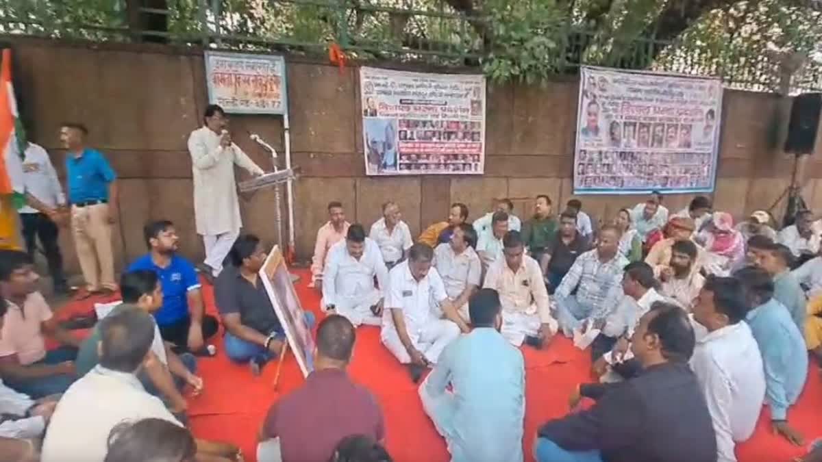 एमसीडी मुख्यालय के बाहर सफाई कर्मचारियों का प्रदर्शन