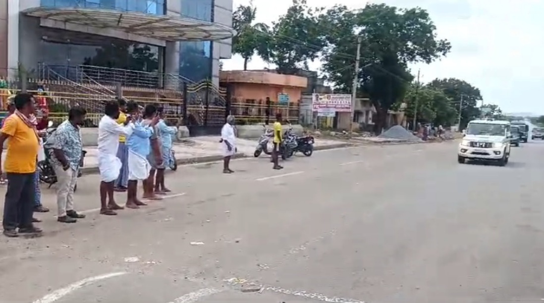 Fans await Darshan's car as he gets shifted to Bellary Jail Amid Allegations of VIP Treatment in Parappana Agrahara Jail