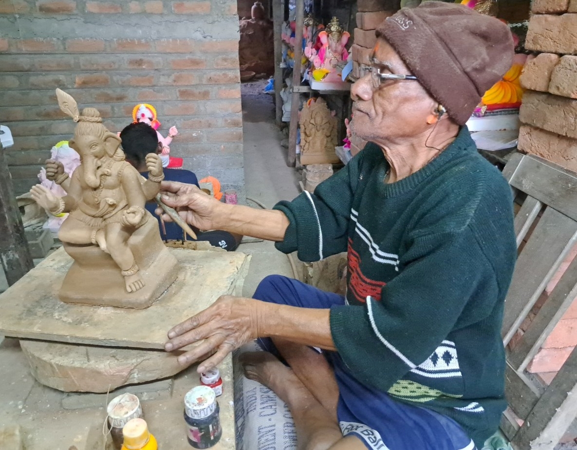 Parasuram Palkar Father making Ganesha idol