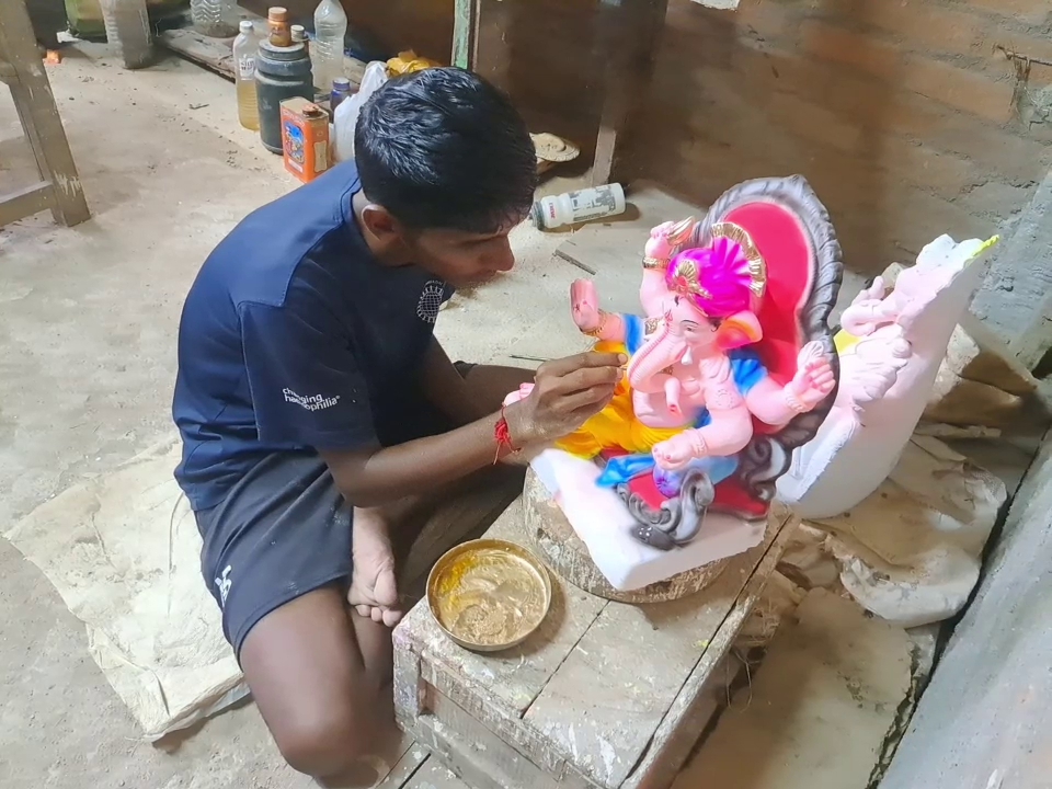 Parasuram Palkar Son making Ganesha idol