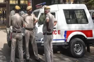 दिल्ली पुलिस के कांस्टेबल को बंधक बनाकर पीटा