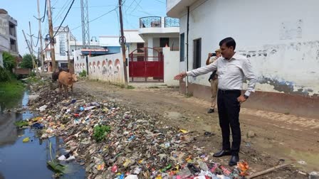 गंदगी देख भड़के डीएम हरदोई